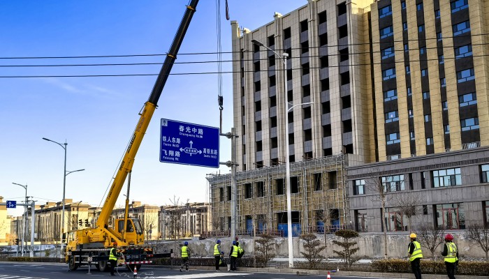 補齊城市設施短板 提升民生幸福指數(shù)——甘肅建投生態(tài)公司傾情傾力加快酒泉市城區(qū)標識標牌改造建設工作